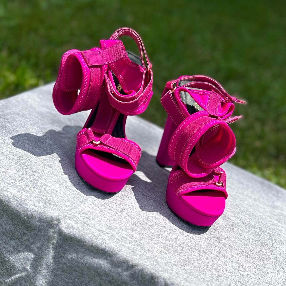 FASHIONNOVA- Rose Pink Platform Heels With Velcro Closure. SIZE 7